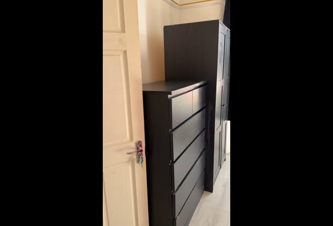 Large double room to let in Edmonton  Main Photo