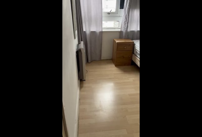 Bright Quiet Room Close Tobattersea Park Available Main Photo