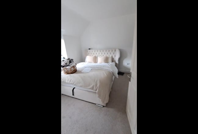 🏡 Spacious 4-Bed Home in Romford | Move In Now Main Photo