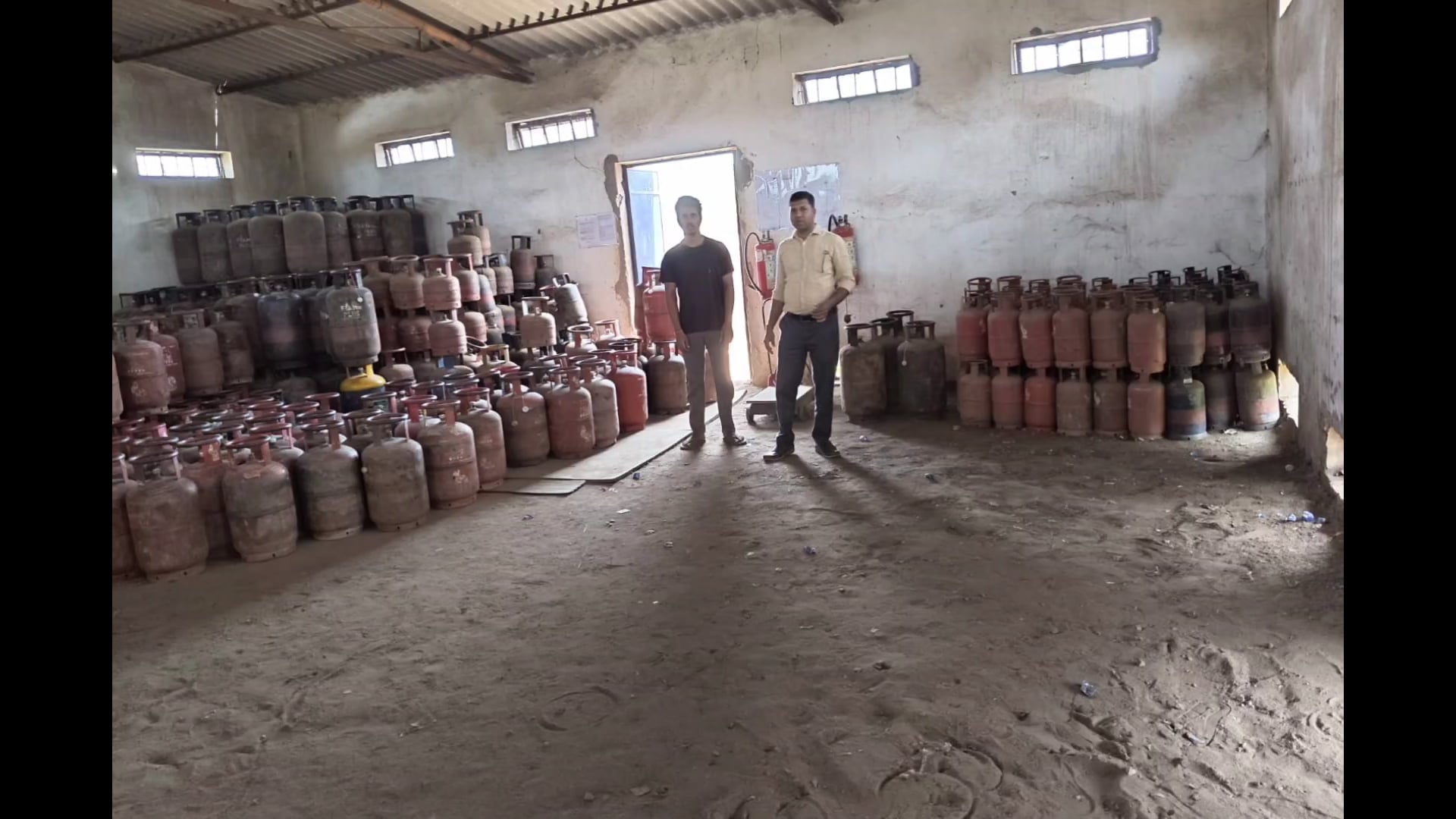 गैस माफियाओं की खैर नहीं: 57 जगहों पर छापेमारी, 3 सिलेंडर जब्त