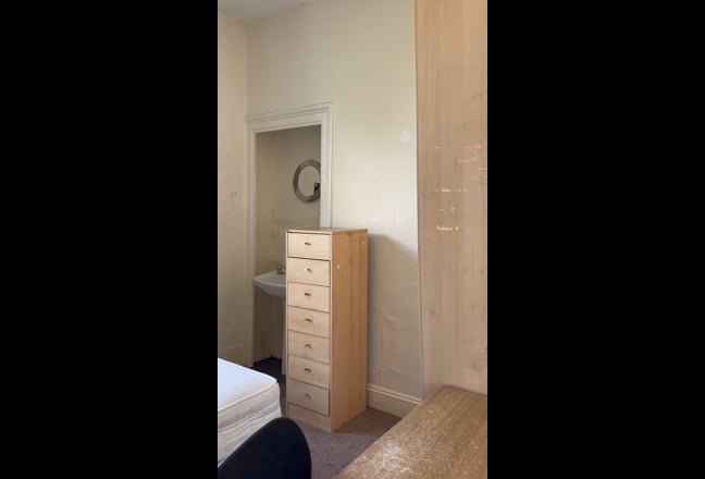 Double room. Bills included. Students only.  Main Photo