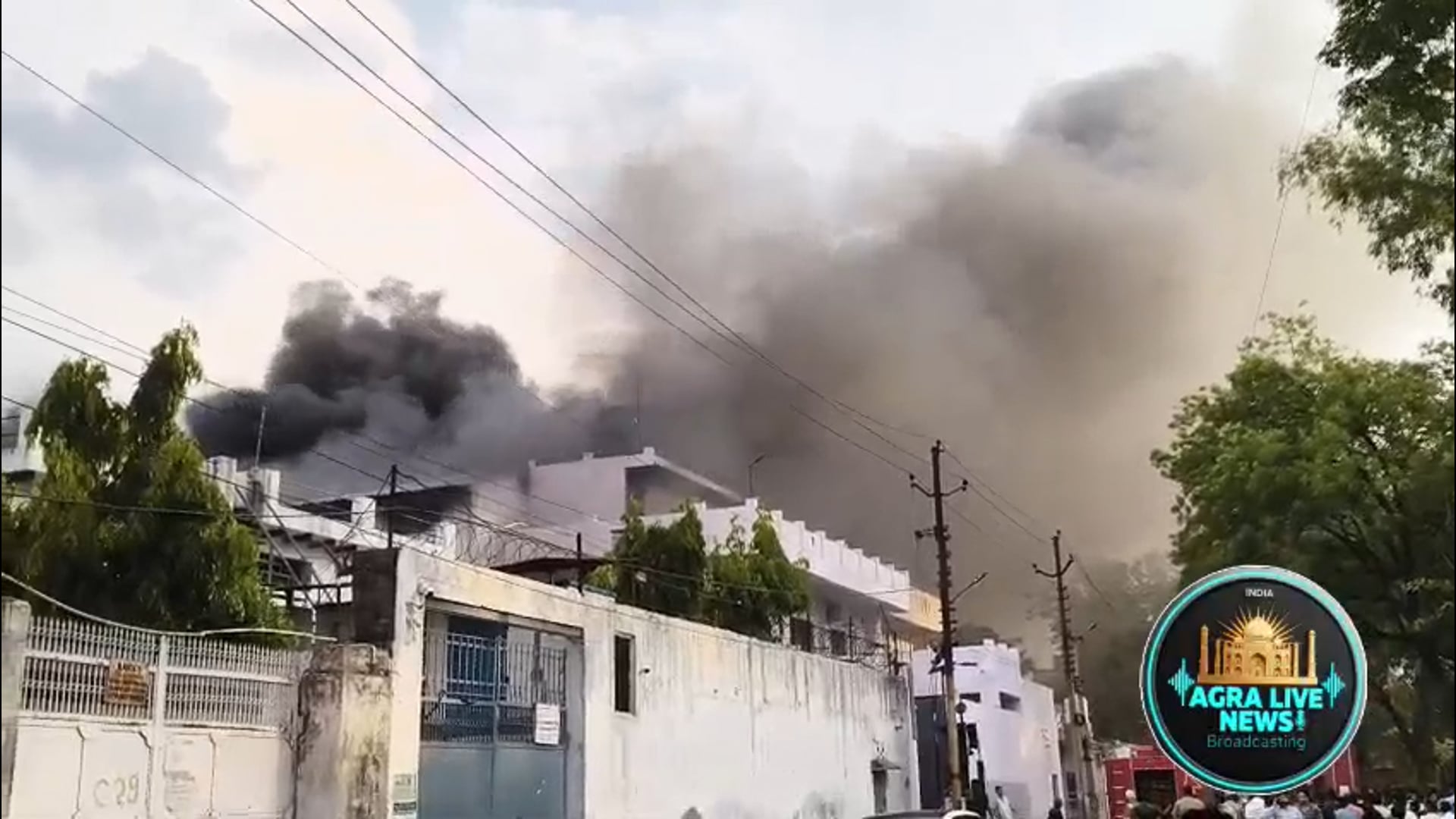 थाना सिकंदरा क्षेत्र के जूता की फैक्ट्री में भयंकर आग भगवती ढाबा के पास लगी आग मौके पर फायर ब्रिगेड की गाड़ी सक्रिय