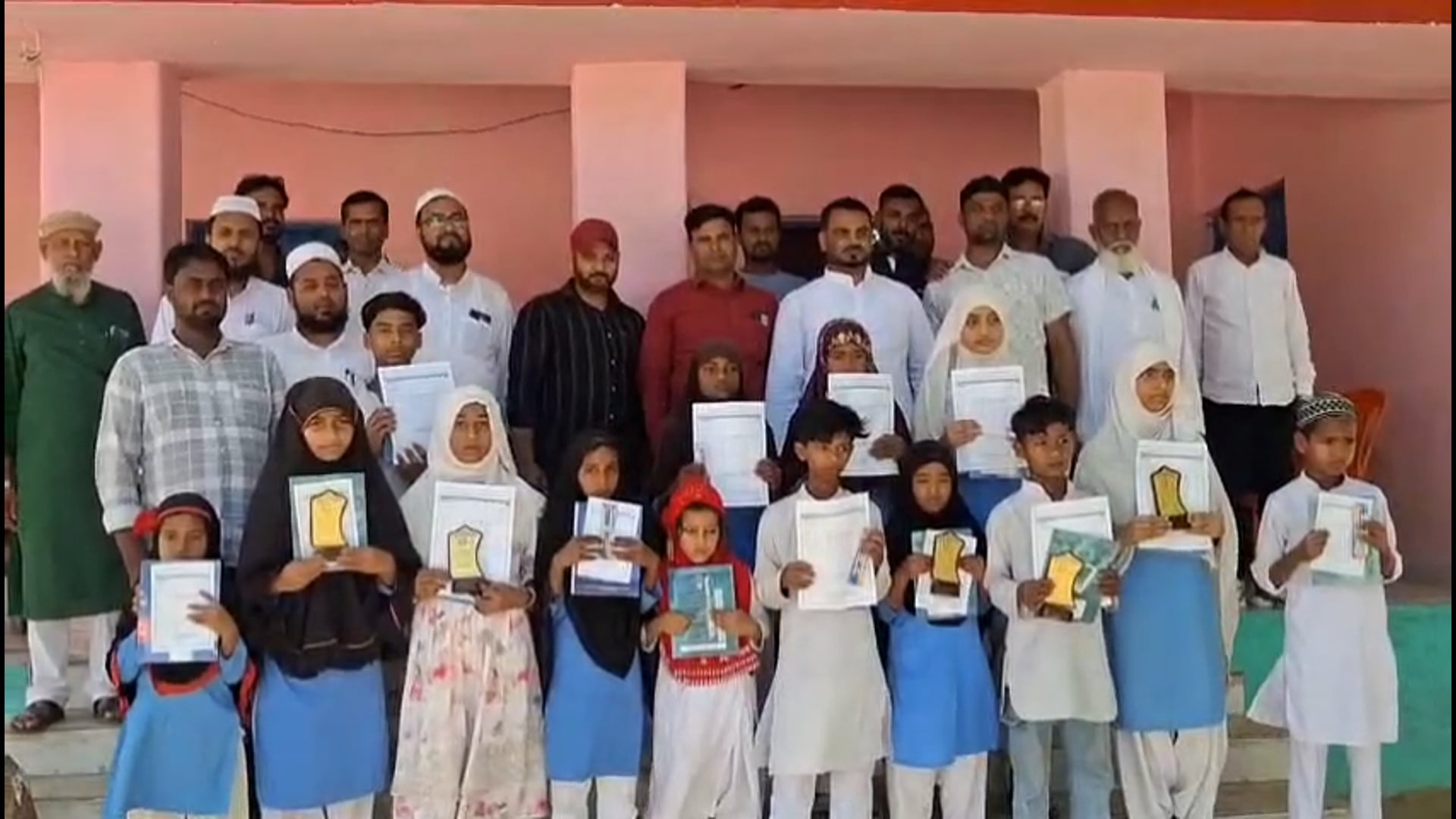 बगहा के मदरसा इस्लामिया खान काह में वार्षिक परीक्षा का परिणाम घोषित। छात्रो को किया गया सम्मानित।