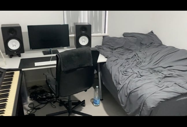 Modern Double Room – Central Birmingham Main Photo