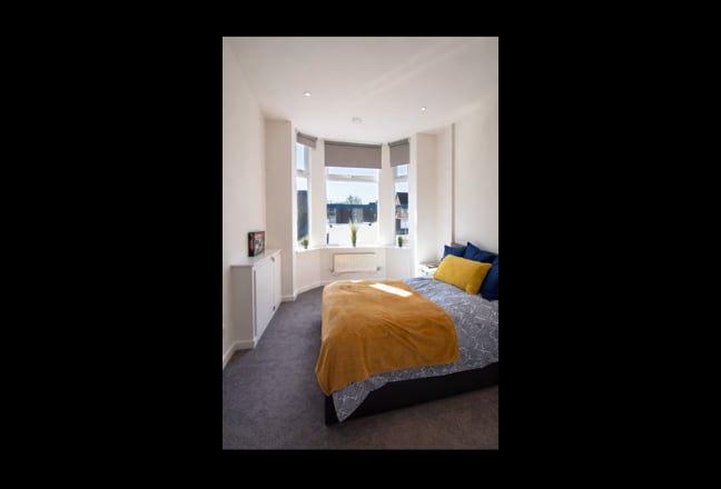 Spacious ensuite room Main Photo