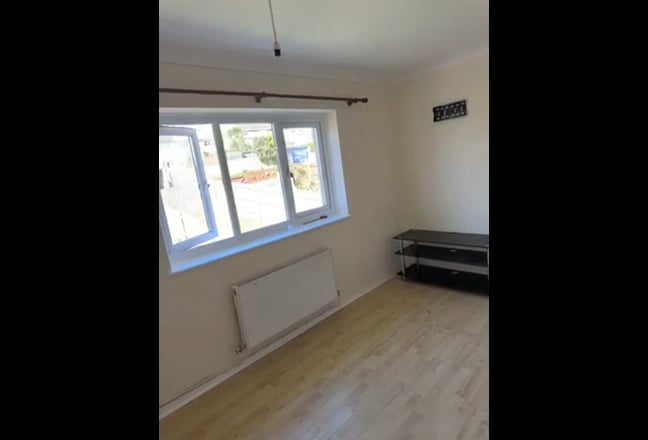  I  will  rent  a  room  to  a  girl preferably  Main Photo