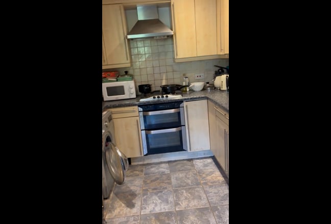 En-suite Double room in quiet Wimbledon estate.  Main Photo