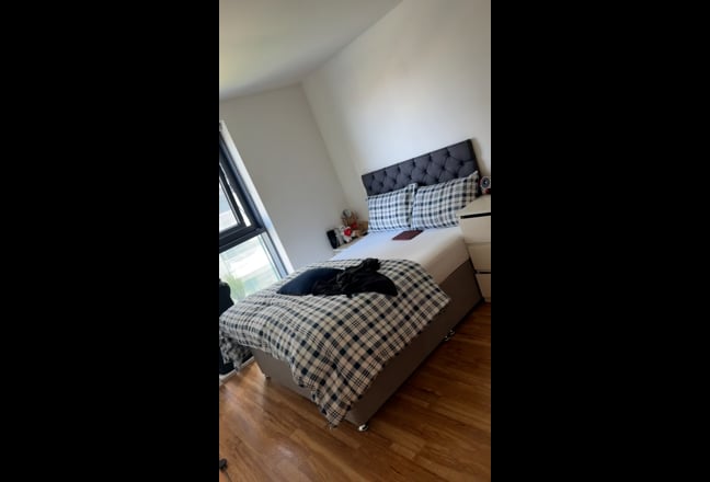 Double en-suite Room to rent Main Photo