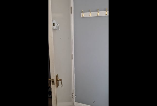 Large double room near Heathrow & local amenities  Main Photo