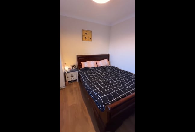 Large, cozy, furnished room near Canary Wharf  Main Photo