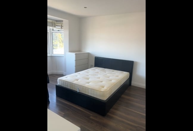 En-suite Double Bedroom Main Photo