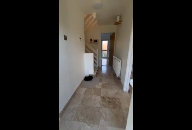 Rooms available in bright and spacious house Main Photo