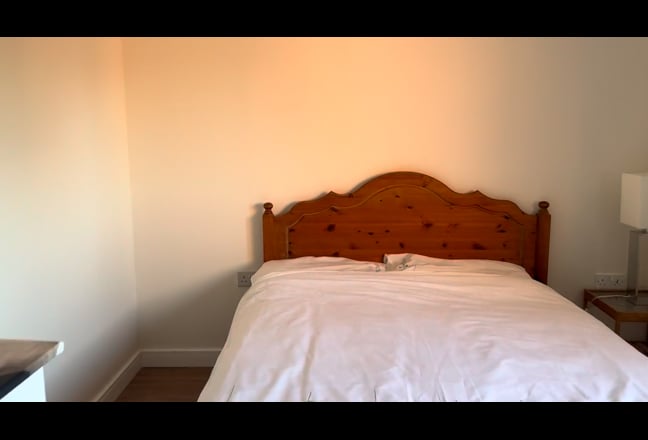 Very spacious room own TV/Fridge in Modern House Main Photo