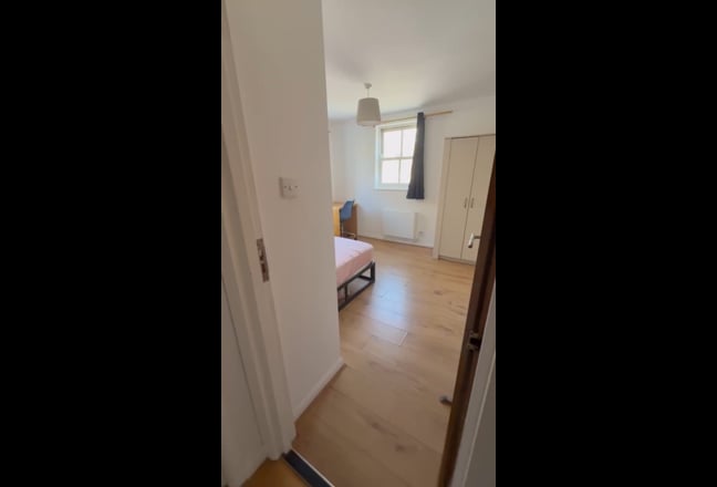 Double room near Mile End Station & Bill included Main Photo