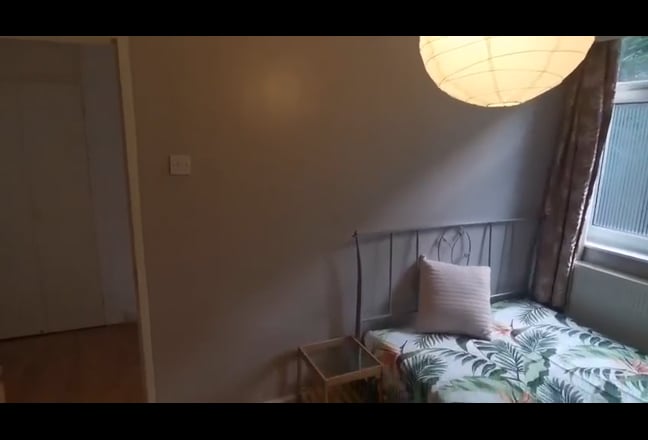 1 Room in Island Garden 4 Min Walk to station Main Photo