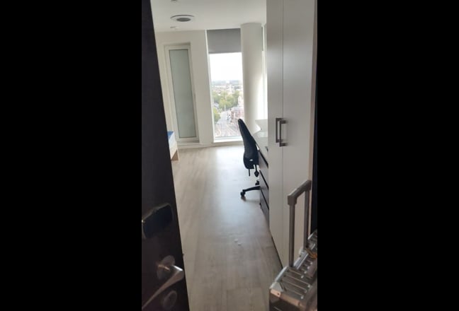 Large High-Floor Ensuite Room – Stratford (E15) Main Photo