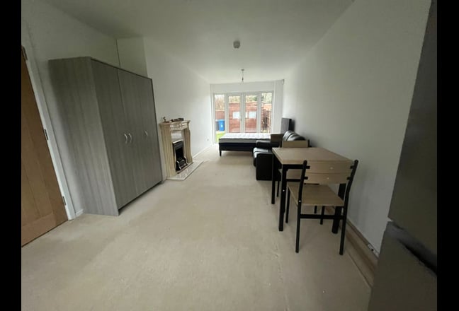Rooms available in bright and spacious house Main Photo