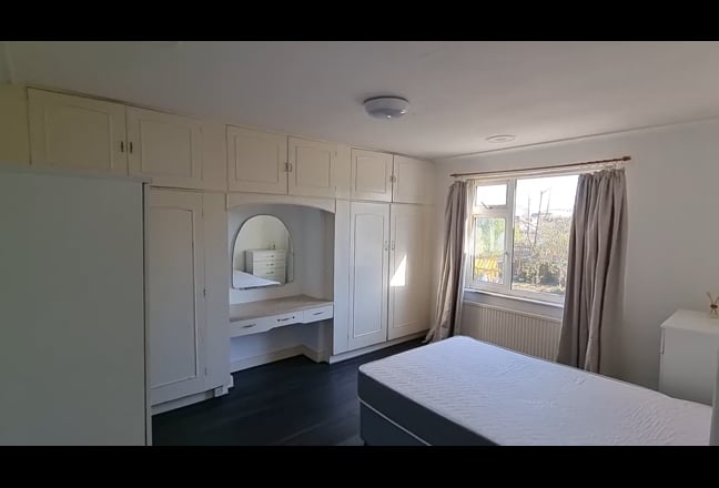 🌟 Spacious Double Room in Prime Ealing Location  Main Photo