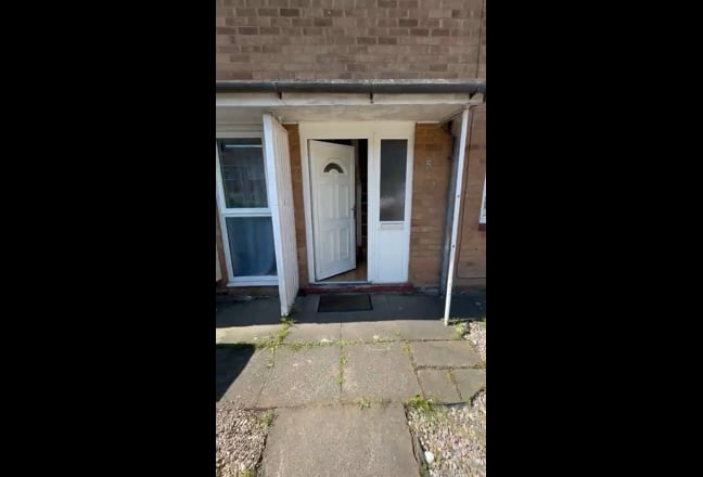 Double Room Available in 5-Room House  Main Photo