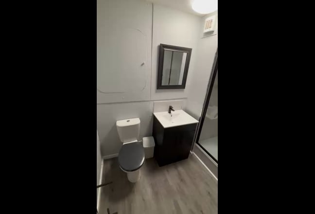 Double Bedroom in Shared House - Uxbridge  Main Photo