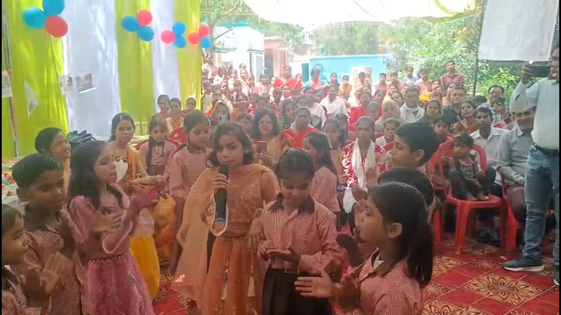 शाहजहांपुर। निपुण भारत मिशन के लक्ष्यों की समयबद्ध प्राप्ति और शिक्षा में जनसहभागिता बढ़ाने के उद्देश्य से विकास खंड भावलखेड़ा की न्याय पंचायत चौढ़ेरा स्थित प्राथमिक विद्यालय में शिक्षा चौपाल का आयोजन किया गया। कार्यक्रम का मुख्य फोकस 3 से 9 वर्ष के बच्चों में समझ के साथ पढ़ने-लिखने एवं गणितीय कौशल विकसित करना रहा।