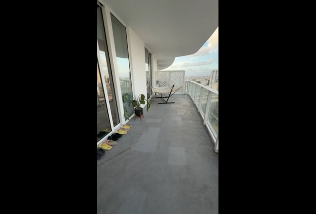 Private, furnished bedroom Main Photo