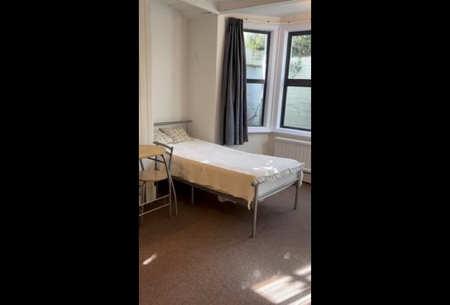  bedsit close to Epsom town centre  Main Photo