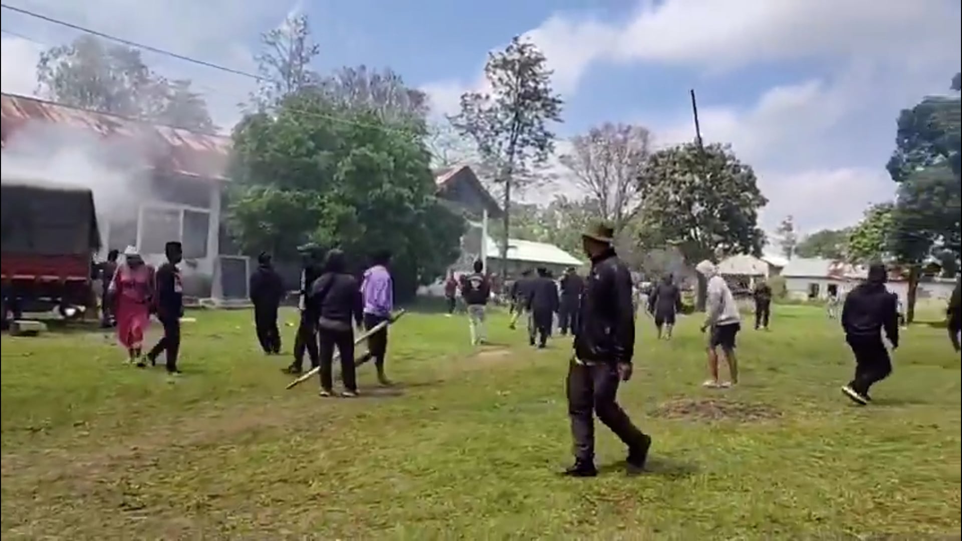 ➡️.... मणिपुर में फिर भड़की हिंसा: मोइरांग में रॉकेट हमले में 2 बच्चों की मौत, कई जिलों में कर्फ्यू और इंटरनेट बंद।*