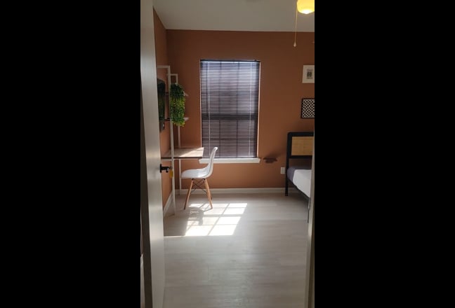 "Feel at Home – Private Room with Great Housemates Main Photo