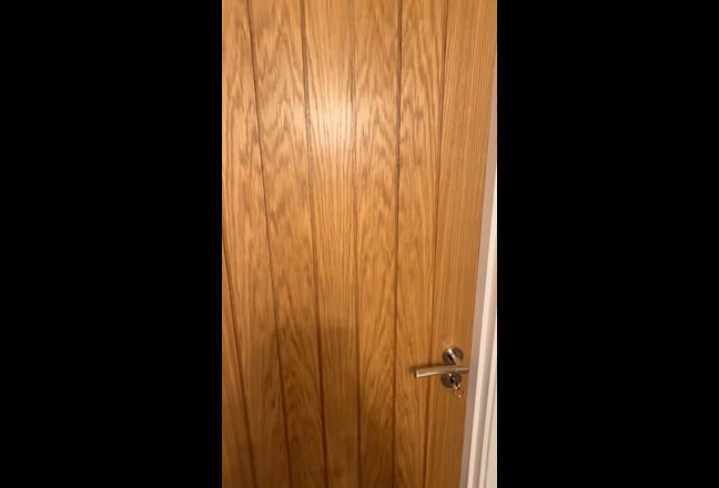 Modern Room + Driveway Parking – Elizabeth Line Main Photo