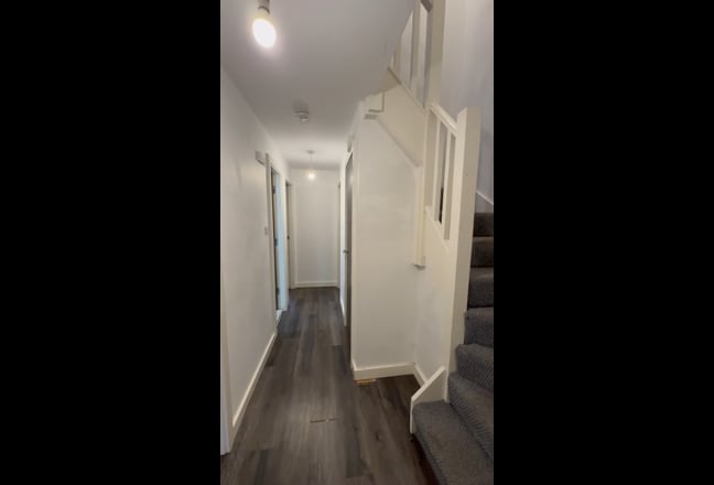 Modern 3-Bed Split-Level Flat – L8 4RD  Main Photo