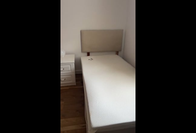 One room to let of two bedrooms flat  Main Photo