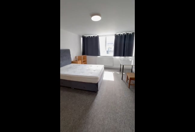 Spacious double room with bills included available Main Photo