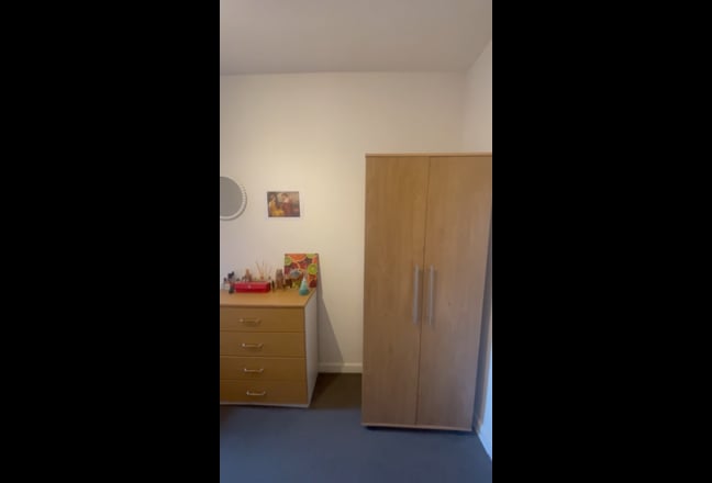 Bright & Spacious Rooms in Brentford Main Photo
