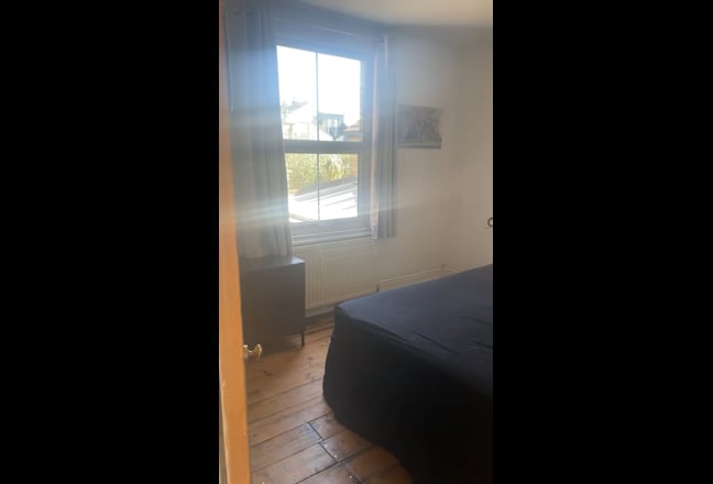 Awesome room in our amazing Wimbledon House Main Photo