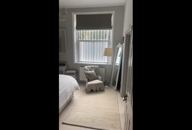 Spacious en suite Bedroom Opposite Battersea Park Main Photo