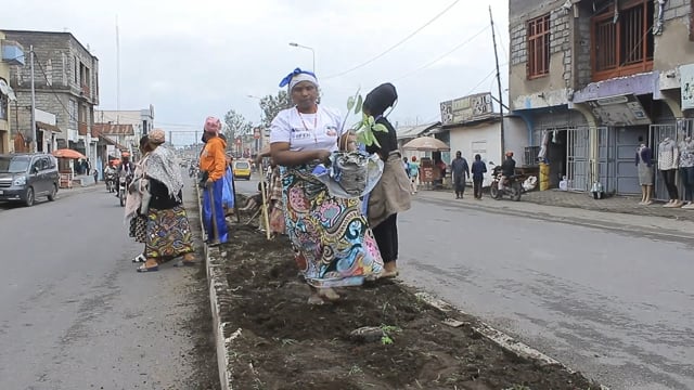 Mululu, la femme qui verdit les rues de Goma