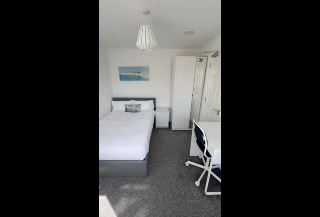 Recently Refurbished Double Ensuite✨🏠 Main Photo