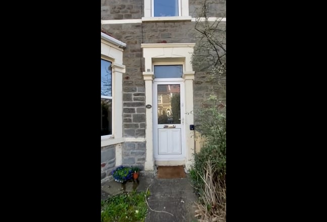 Large Double Room in Family Home Main Photo