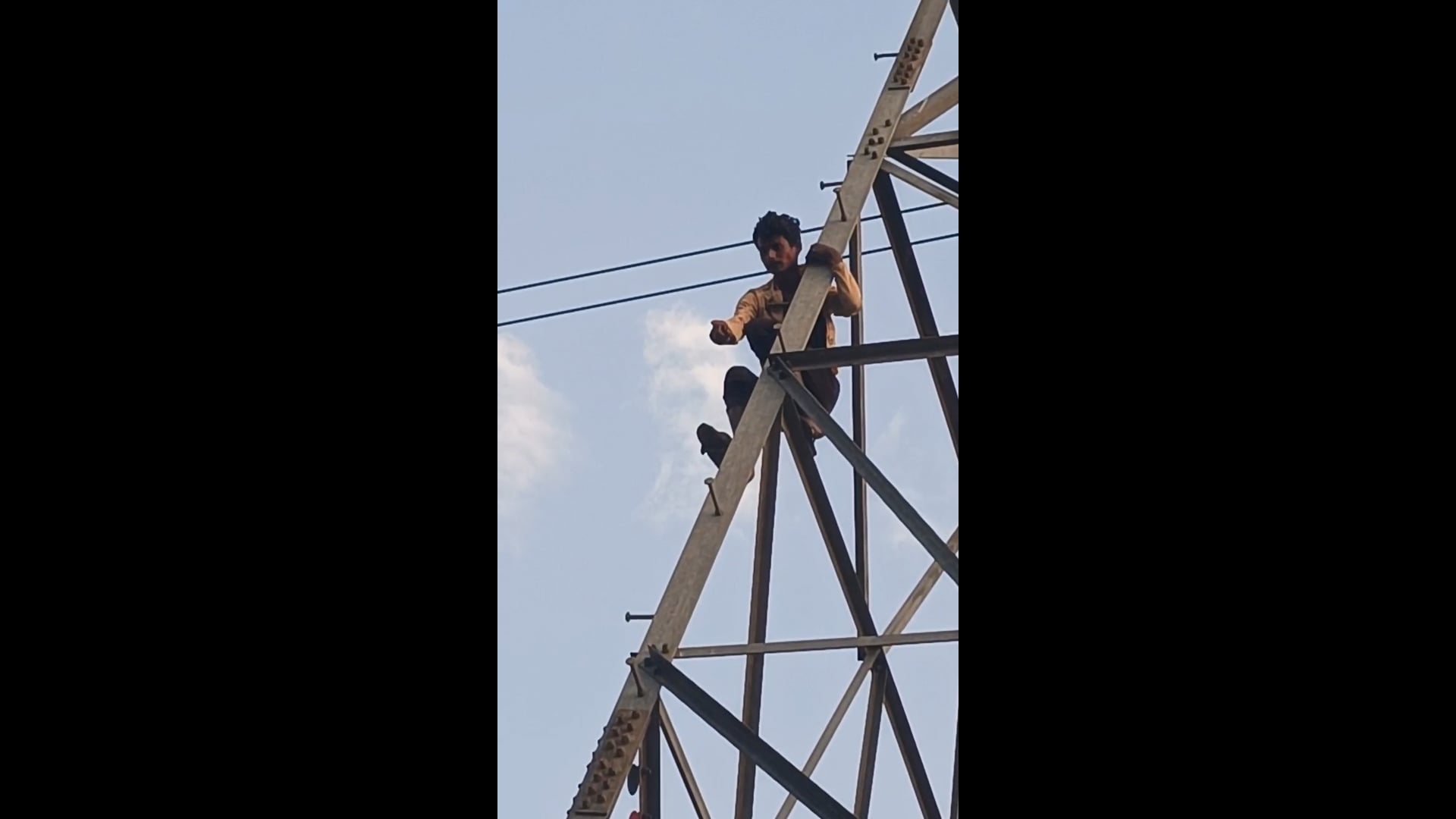 प्यार की खातिर मौत से टकराया युवक! हाईटेंशन पोल पर चढ़ा,प्रेमिका को बुलाकर पुलिस ने बचाया,
अम्बेडकरनगर के अहिरौली थाना क्षेत्र के बिकवा जीतपुर भगोला गांव में बुधवार को एक युवक हाईटेंशन बिजली के पोल पर चढ़ गया। वह अपनी प्रेमिका को बुलाने की मांग कर रहा था, जिसके कारण गांव में हाई वोल्टेज ड्रामा चला।सूचना मिलने पर पहुंची पुलिस ने काफी मान-मनोवल के बाद युवक को सकुशल नीचे उतारा।