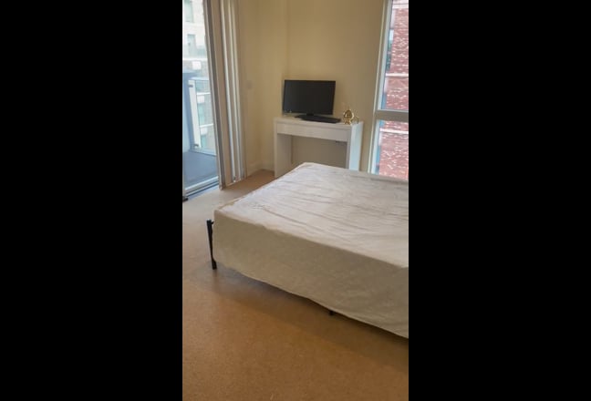Spacious Double Room, easy Commute/WFH Main Photo
