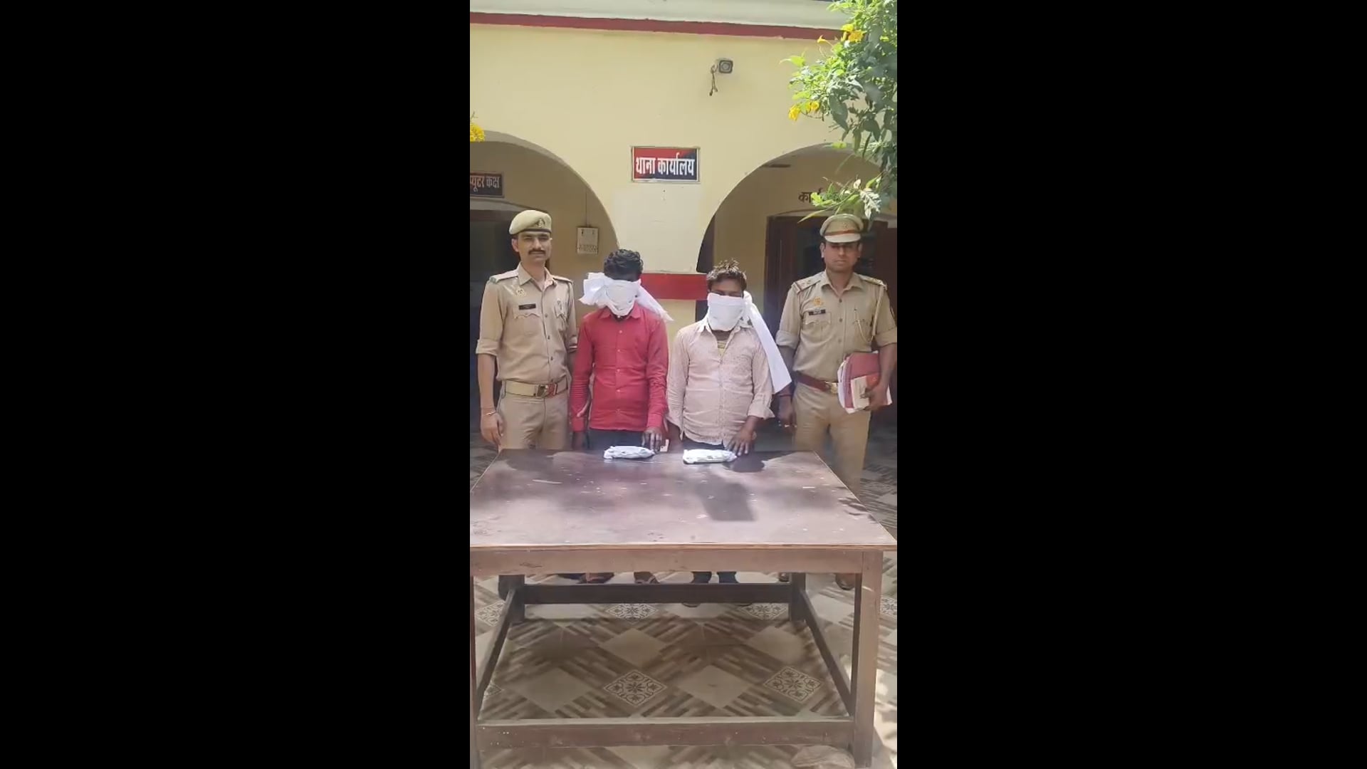 दो तमंचे के साथ पकड़े गए