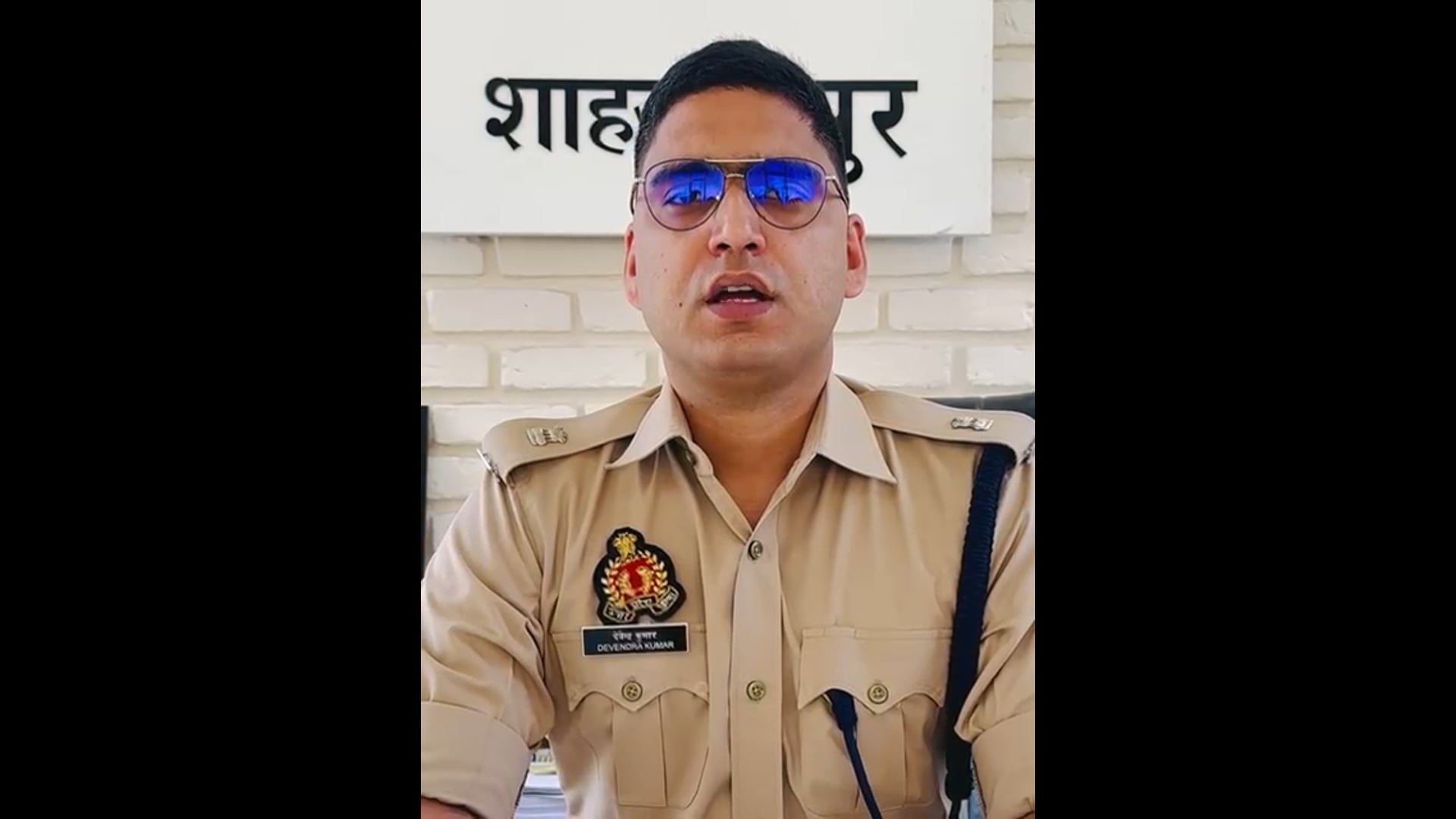पुलिस को अपनी वाइट देते हुए