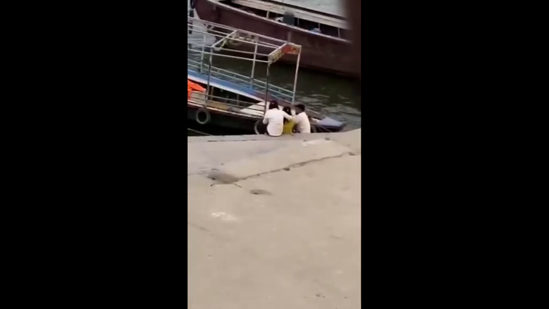 ➡️.....वाराणसी में गंगा किनारे एक लड़का अपनी गर्लफ्रेंड और उसकी दोस्त के साथ बैठा था