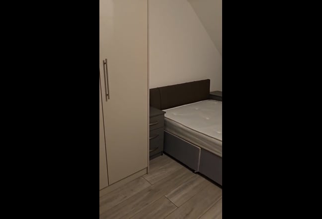 🏡 Ensuite Loft & Single Room - NW9 - 5 min to Tub Main Photo