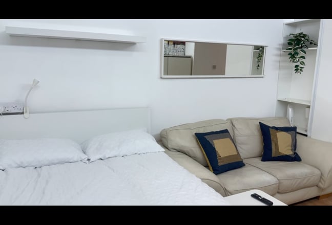 Studio Flat to Let in Edgware-&pound;975/month incl.bill Main Photo