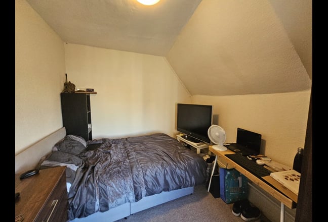 Spacious Double Room | Bills Inc| Rent Negotiable  Main Photo