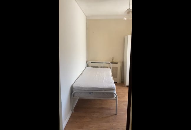 Room for Female with Front Garden View @ RM9 5Ej.. Main Photo