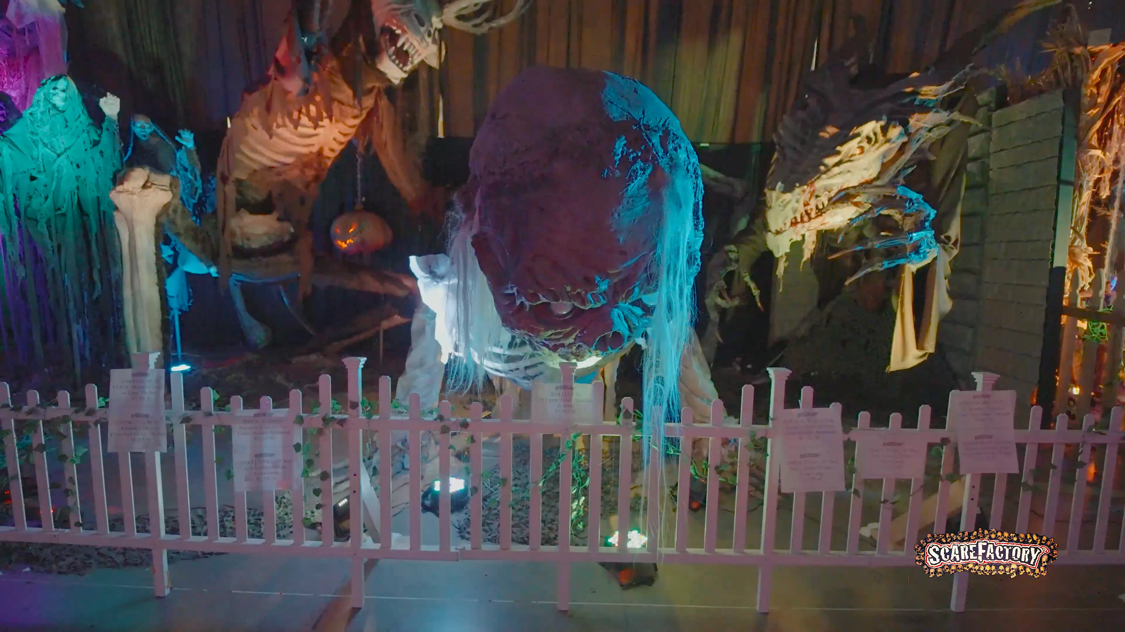 20' Upper Torso Thrasher Zombie ⋆ Scare Factory