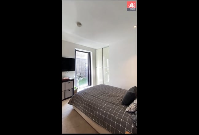 Modern interior designed 2 bed/ 2 bath Show flat Main Photo